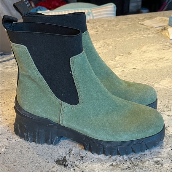Nurture by Lamaze Shoes - NWOB Nurture by Lamaze Women’s Denali Waterproof Suede Green Ankle Booties
